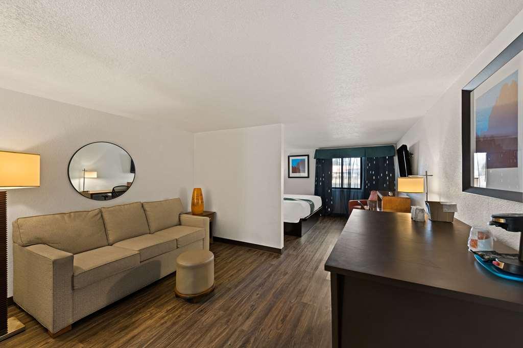 Quality Inn & Suites Near I-480 And I-29 Консіл-Блафс Номер фото